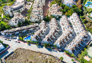 Wspaniały trzypokojowy kamienica znajduje się w strzeżonej społeczności Agra Residencial, Estepona