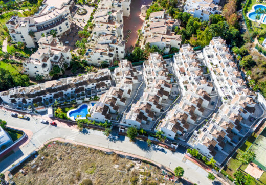 Wspaniały trzypokojowy kamienica znajduje się w strzeżonej społeczności Agra Residencial, Estepona