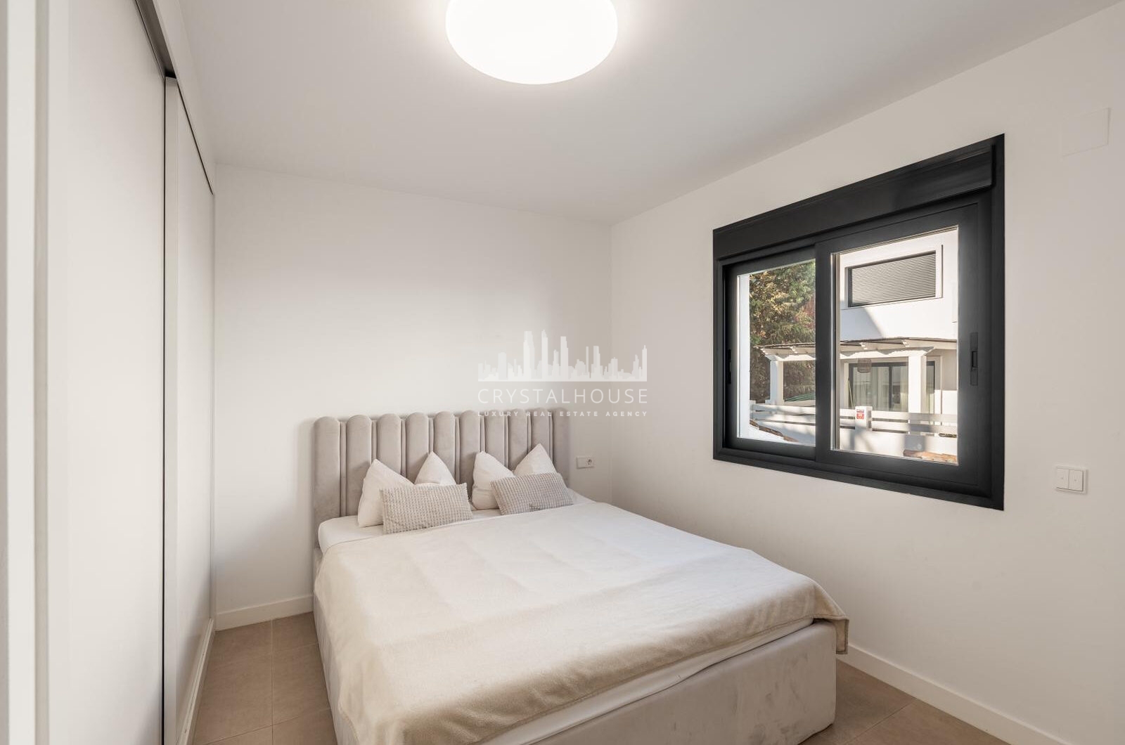 Wspaniały trzypokojowy kamienica znajduje się w strzeżonej społeczności Agra Residencial, Estepona