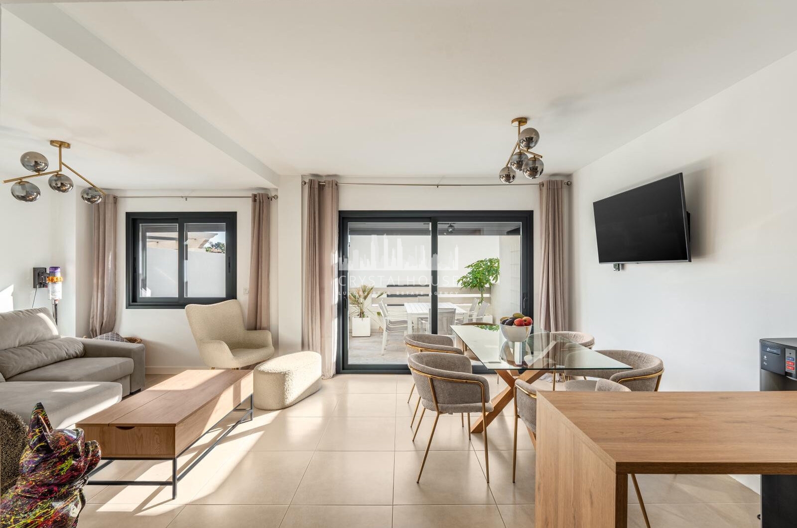Wspaniały trzypokojowy kamienica znajduje się w strzeżonej społeczności Agra Residencial, Estepona