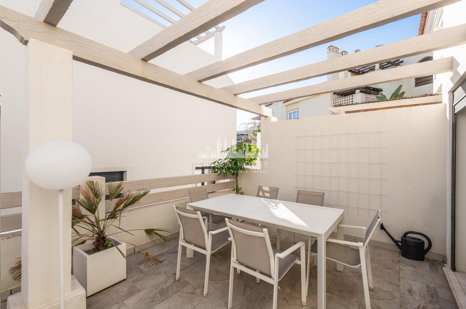 Wspaniały trzypokojowy kamienica znajduje się w strzeżonej społeczności Agra Residencial, Estepona