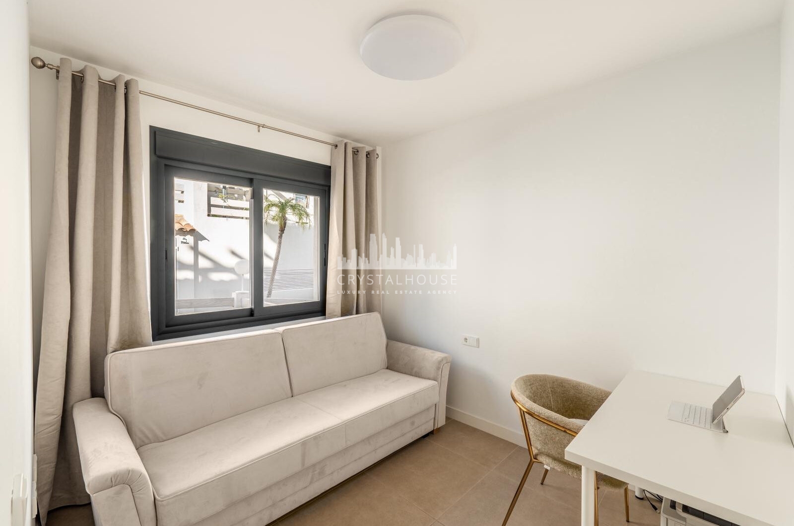 Wspaniały trzypokojowy kamienica znajduje się w strzeżonej społeczności Agra Residencial, Estepona