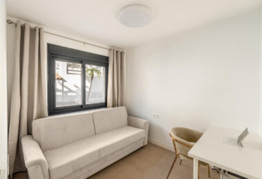 Wspaniały trzypokojowy kamienica znajduje się w strzeżonej społeczności Agra Residencial, Estepona