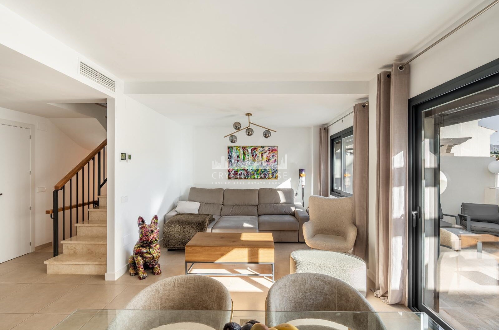 Wspaniały trzypokojowy kamienica znajduje się w strzeżonej społeczności Agra Residencial, Estepona