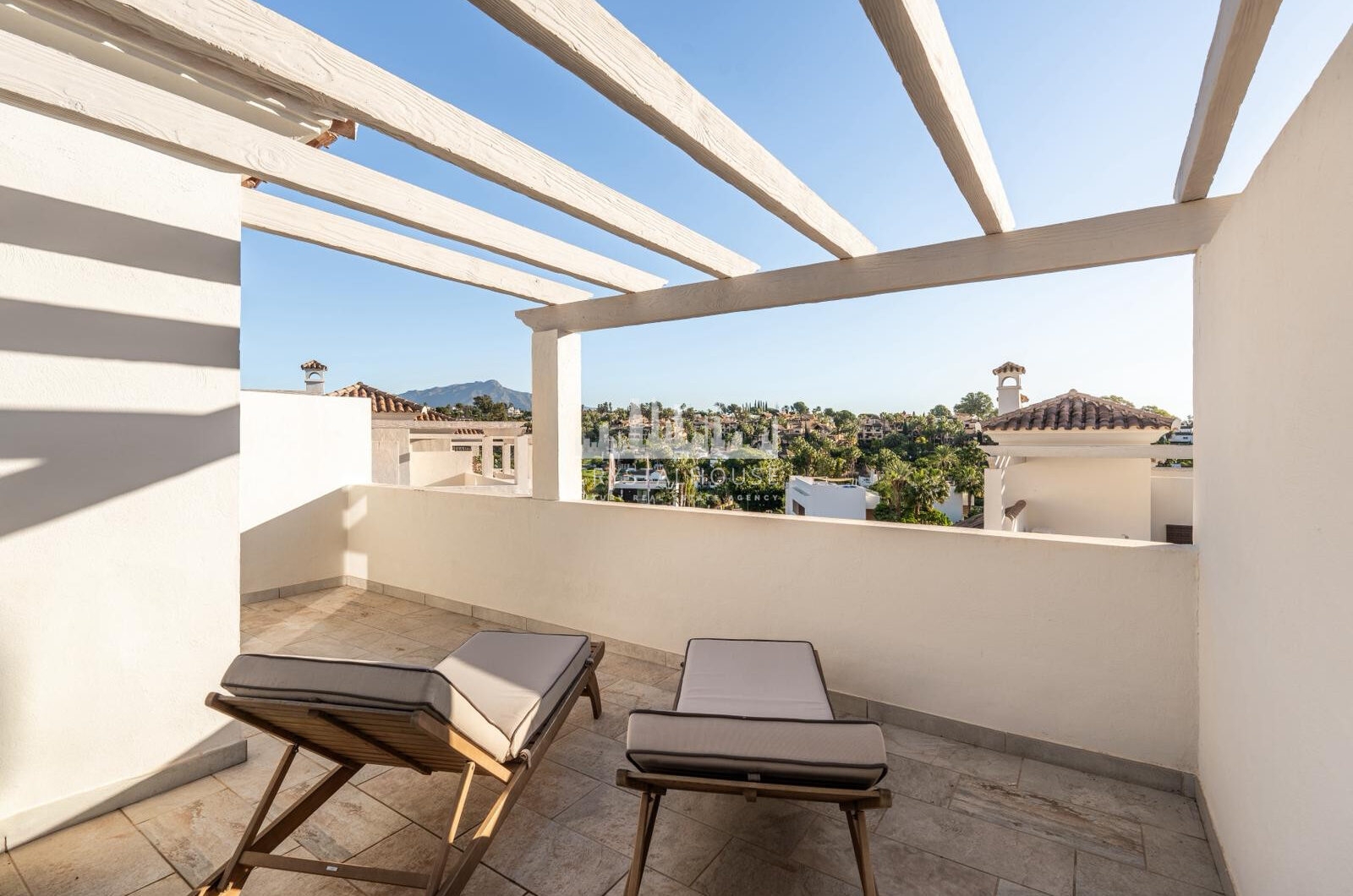 Wspaniały trzypokojowy kamienica znajduje się w strzeżonej społeczności Agra Residencial, Estepona