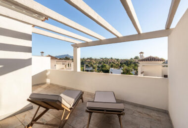 Wspaniały trzypokojowy kamienica znajduje się w strzeżonej społeczności Agra Residencial, Estepona