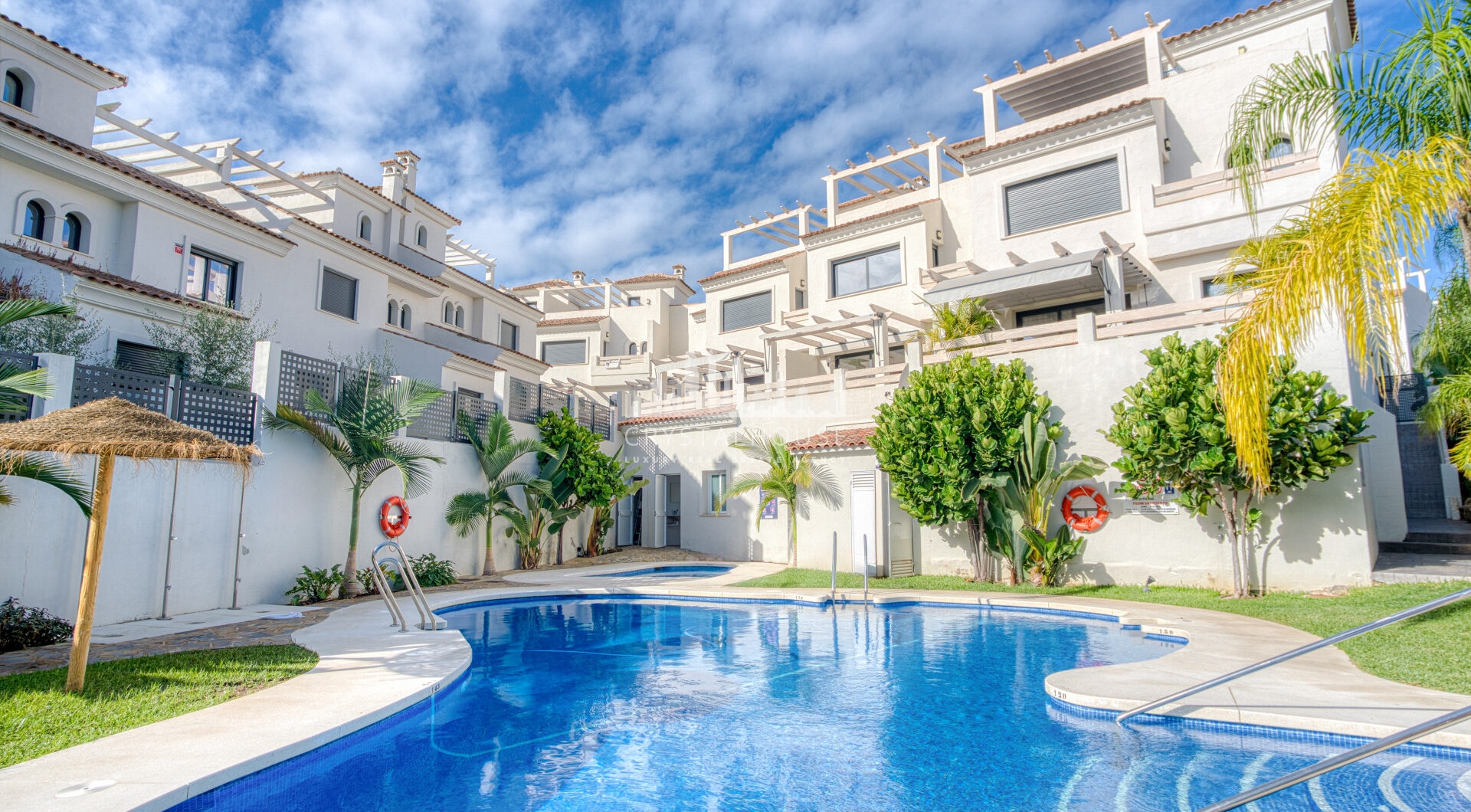 Wspaniały trzypokojowy kamienica znajduje się w strzeżonej społeczności Agra Residencial, Estepona
