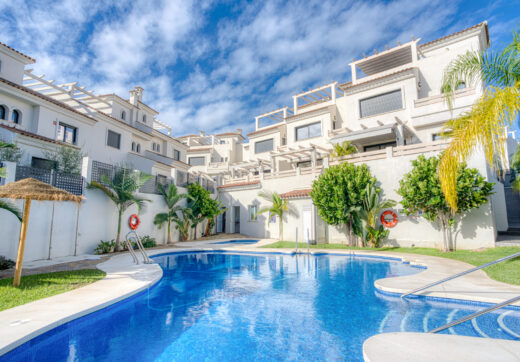 Wspaniały trzypokojowy kamienica znajduje się w strzeżonej społeczności Agra Residencial, Estepona
