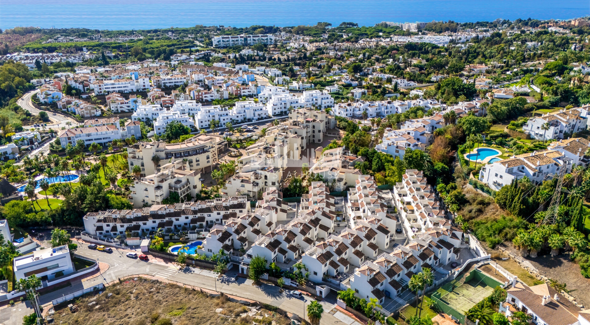 Wspaniały trzypokojowy kamienica znajduje się w strzeżonej społeczności Agra Residencial, Estepona