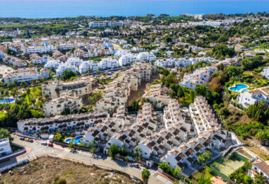 Wspaniały trzypokojowy kamienica znajduje się w strzeżonej społeczności Agra Residencial, Estepona