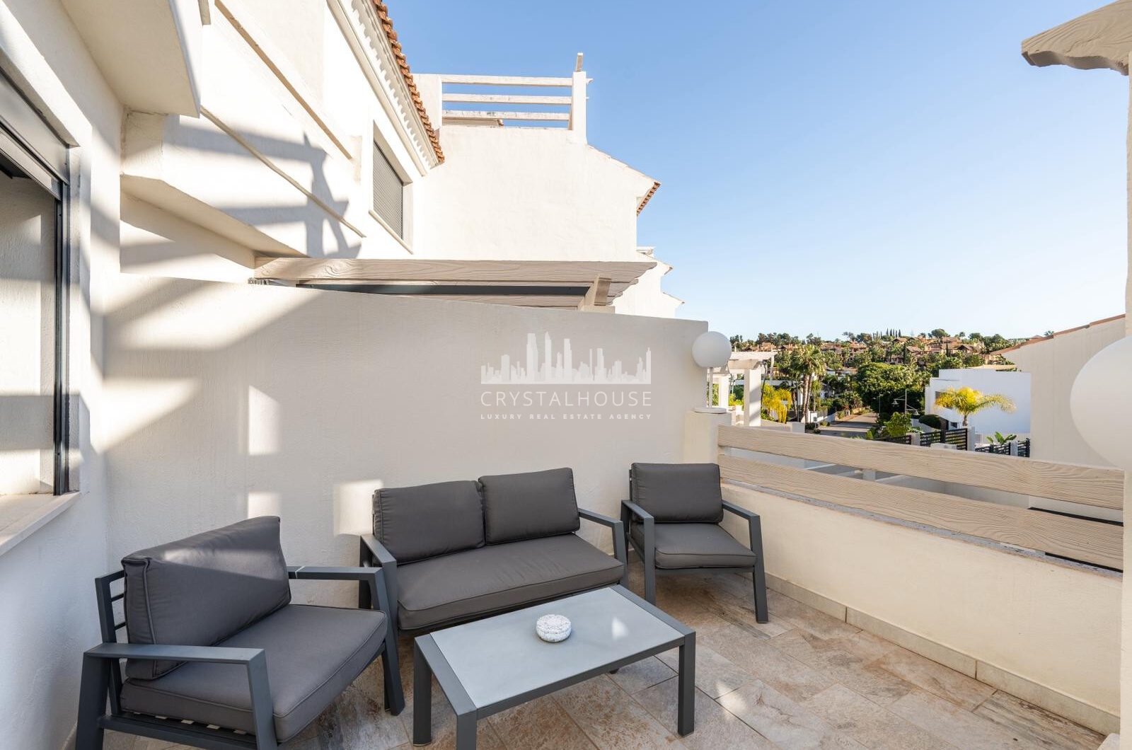 Wspaniały trzypokojowy kamienica znajduje się w strzeżonej społeczności Agra Residencial, Estepona