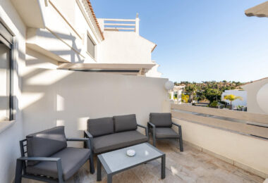 Wspaniały trzypokojowy kamienica znajduje się w strzeżonej społeczności Agra Residencial, Estepona