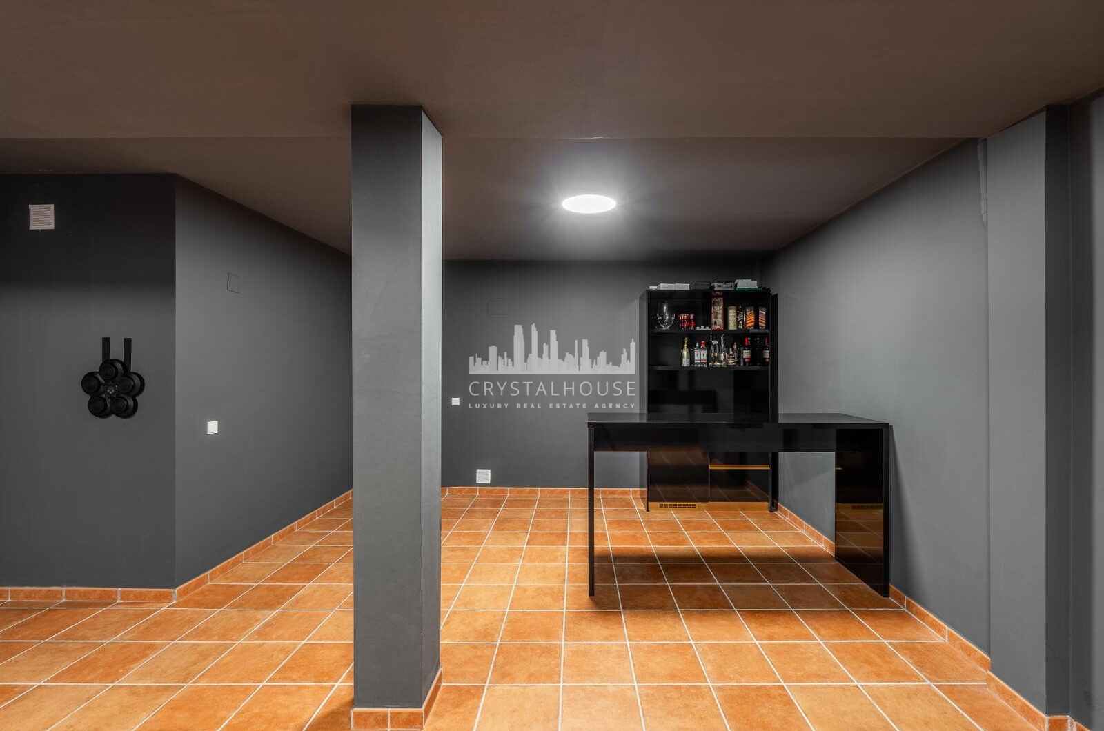 Wspaniały trzypokojowy kamienica znajduje się w strzeżonej społeczności Agra Residencial, Estepona