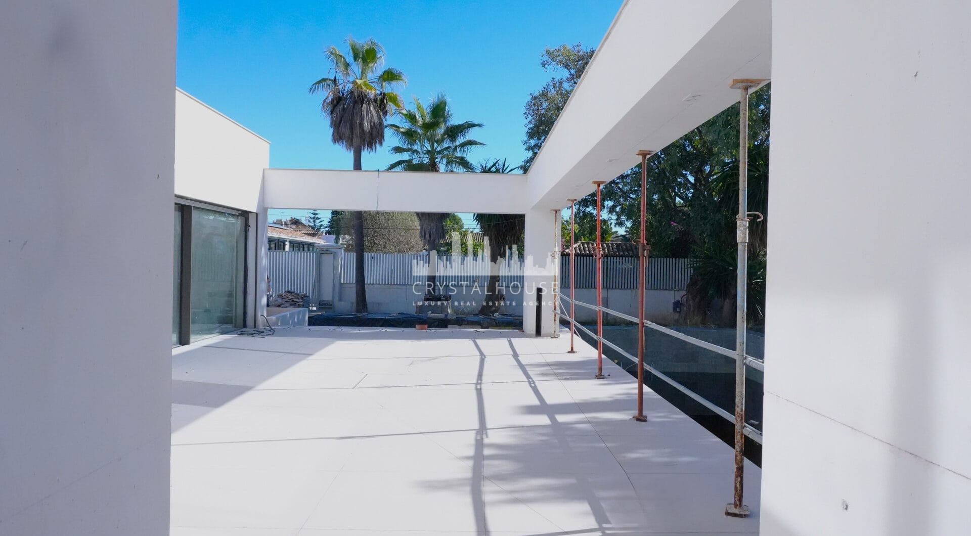 Villa Maya - wspaniała czteropokojowa, nowoczesna willa przy plaży, obecnie budowana na placu Guadalmina Baja