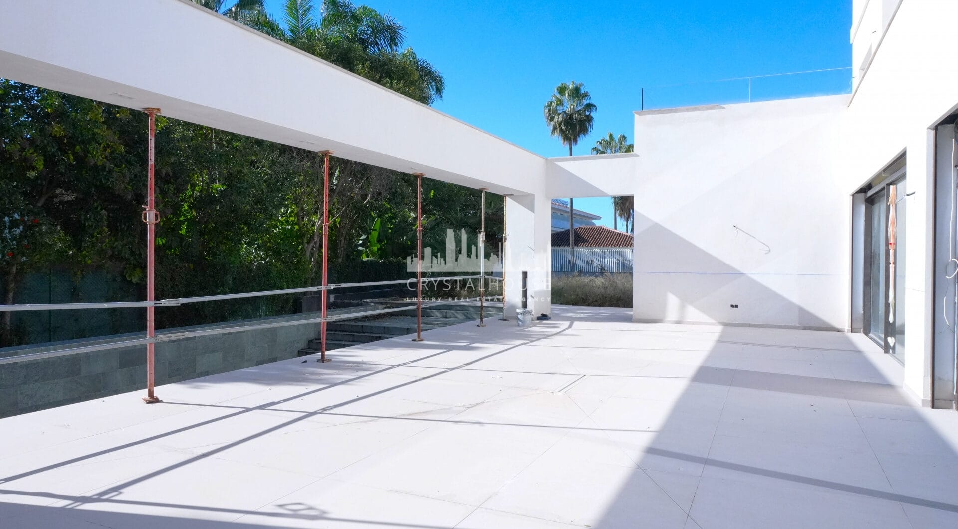 Villa Maya - wspaniała czteropokojowa, nowoczesna willa przy plaży, obecnie budowana na placu Guadalmina Baja