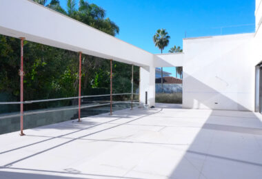 Villa Maya - wspaniała czteropokojowa, nowoczesna willa przy plaży, obecnie budowana na placu Guadalmina Baja