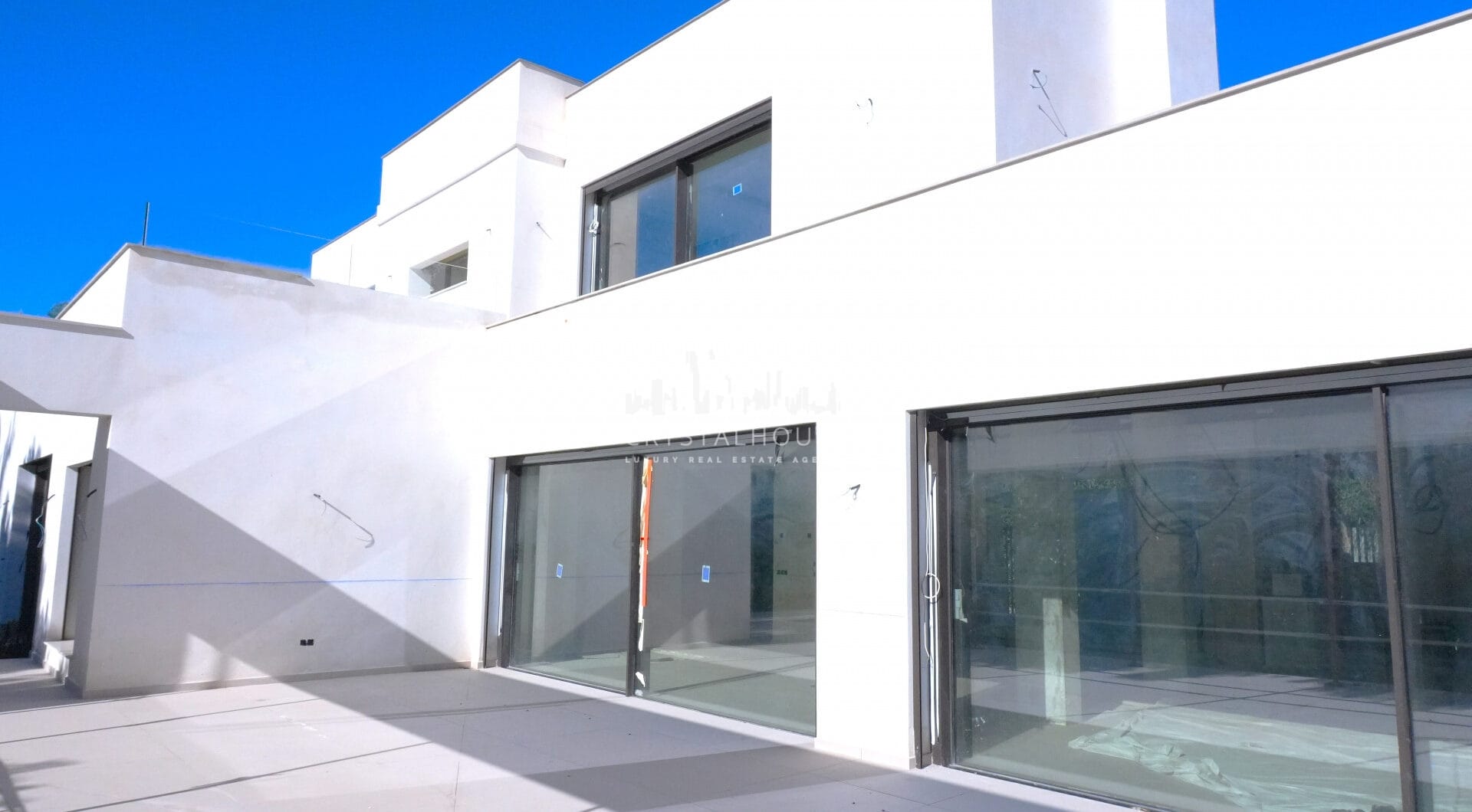 Villa Maya - wspaniała czteropokojowa, nowoczesna willa przy plaży, obecnie budowana na placu Guadalmina Baja