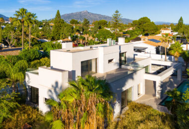 Villa Maya - wspaniała czteropokojowa, nowoczesna willa przy plaży, obecnie budowana na placu Guadalmina Baja