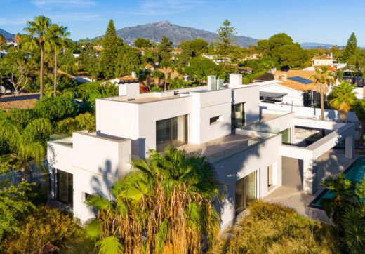 Villa Maya - wspaniała czteropokojowa, nowoczesna willa przy plaży, obecnie budowana na placu Guadalmina Baja