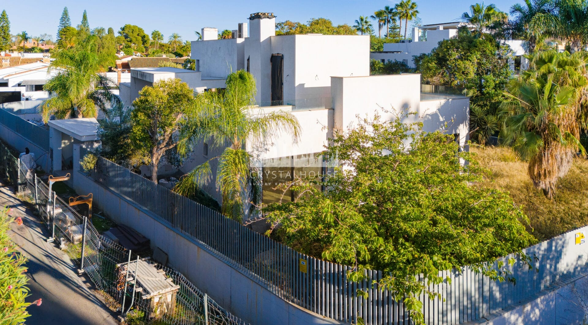 Villa Maya - wspaniała czteropokojowa, nowoczesna willa przy plaży, obecnie budowana na placu Guadalmina Baja