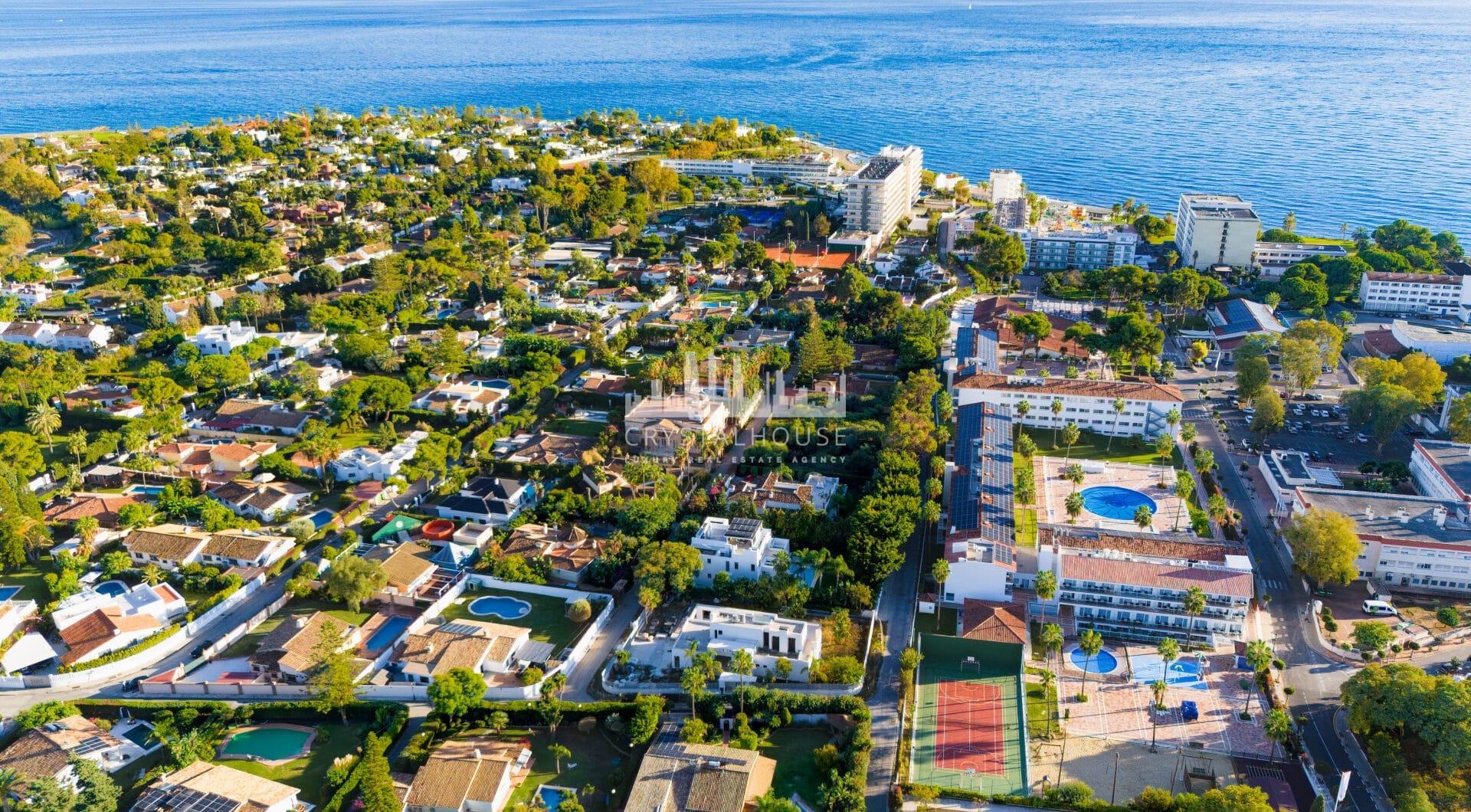 Villa Maya - wspaniała czteropokojowa, nowoczesna willa przy plaży, obecnie budowana na placu Guadalmina Baja