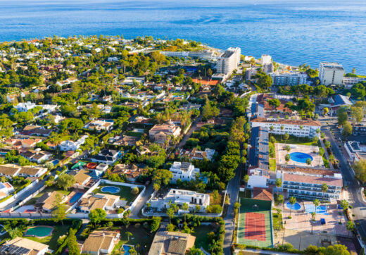 Villa Maya - wspaniała czteropokojowa, nowoczesna willa przy plaży, obecnie budowana na placu Guadalmina Baja