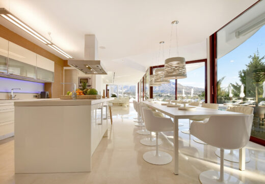Spektakularny South- East Facing Four-Level Contemporary Villa z widokiem na morze i góry w sercu Nueva Andalucía Golf Valley