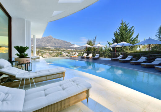 Spektakularny South- East Facing Four-Level Contemporary Villa z widokiem na morze i góry w sercu Nueva Andalucía Golf Valley