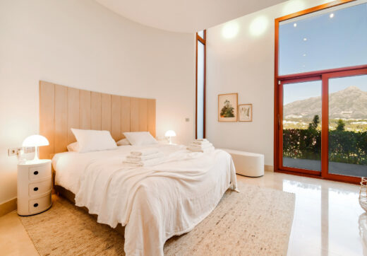 Spektakularny South- East Facing Four-Level Contemporary Villa z widokiem na morze i góry w sercu Nueva Andalucía Golf Valley