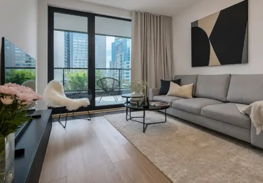 Apartament na wynajem Grzybowska – elegancki salon z balkonem i widokiem na Warszawę