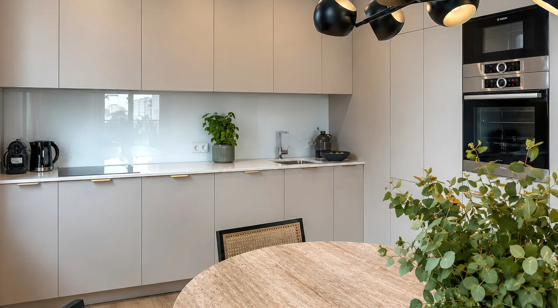 Nowy apartament w Warszawie z nowoczesną kuchnią, jasną zabudową meblową, sprzętem AGD w zabudowie i elegancką jadalnią