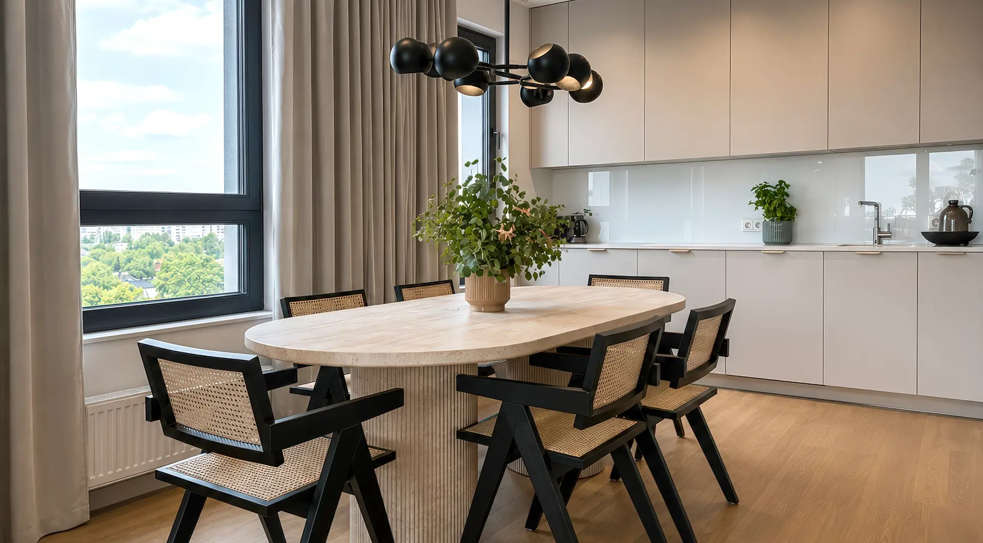 Nowy apartament w Warszawie z elegancką jadalnią, owalnym stołem, designerskimi krzesłami i nowoczesną zabudową kuchenną