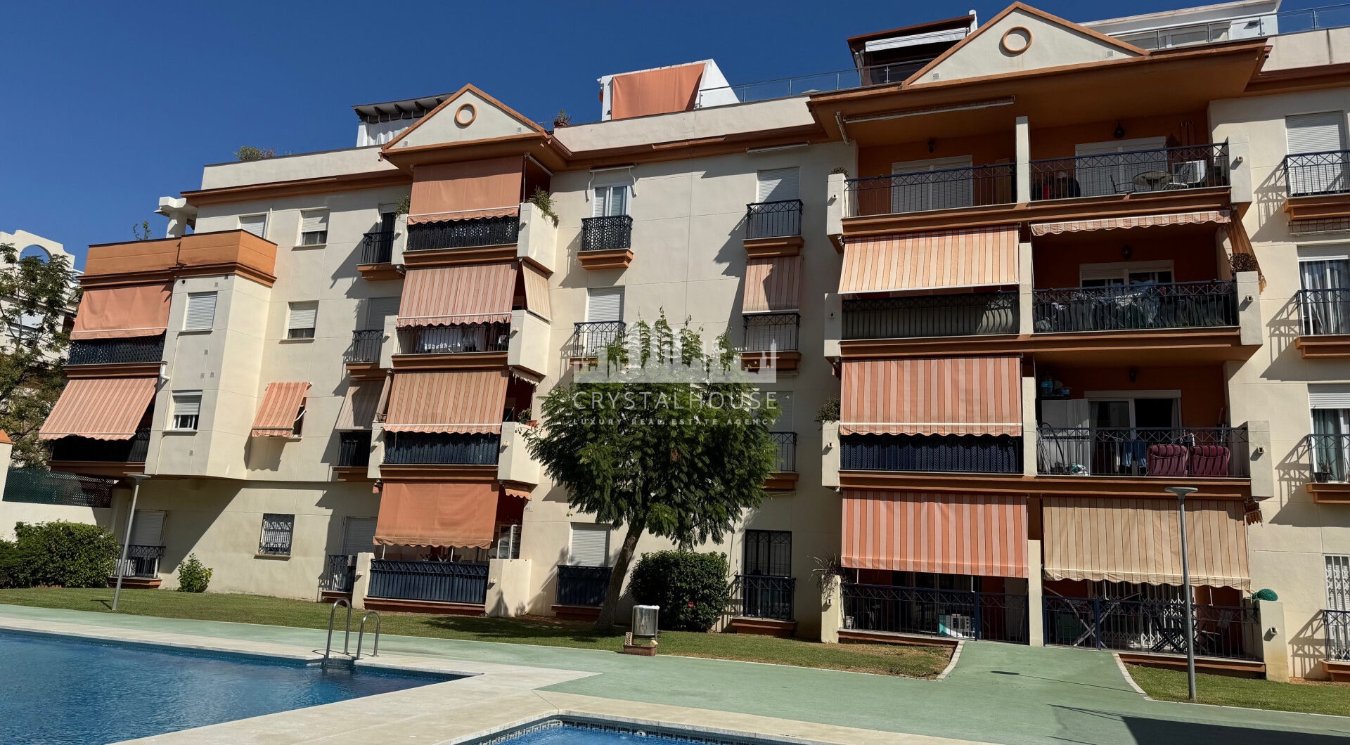 Exclusive Penthouse of 4 Sypialnie w sercu Estepona z tarasem i prywatnym Solarium