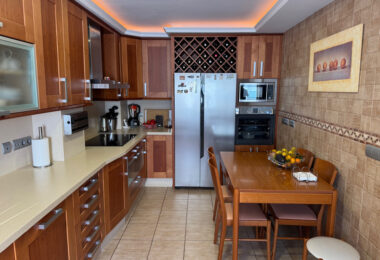 Exclusive Penthouse of 4 Sypialnie w sercu Estepona z tarasem i prywatnym Solarium