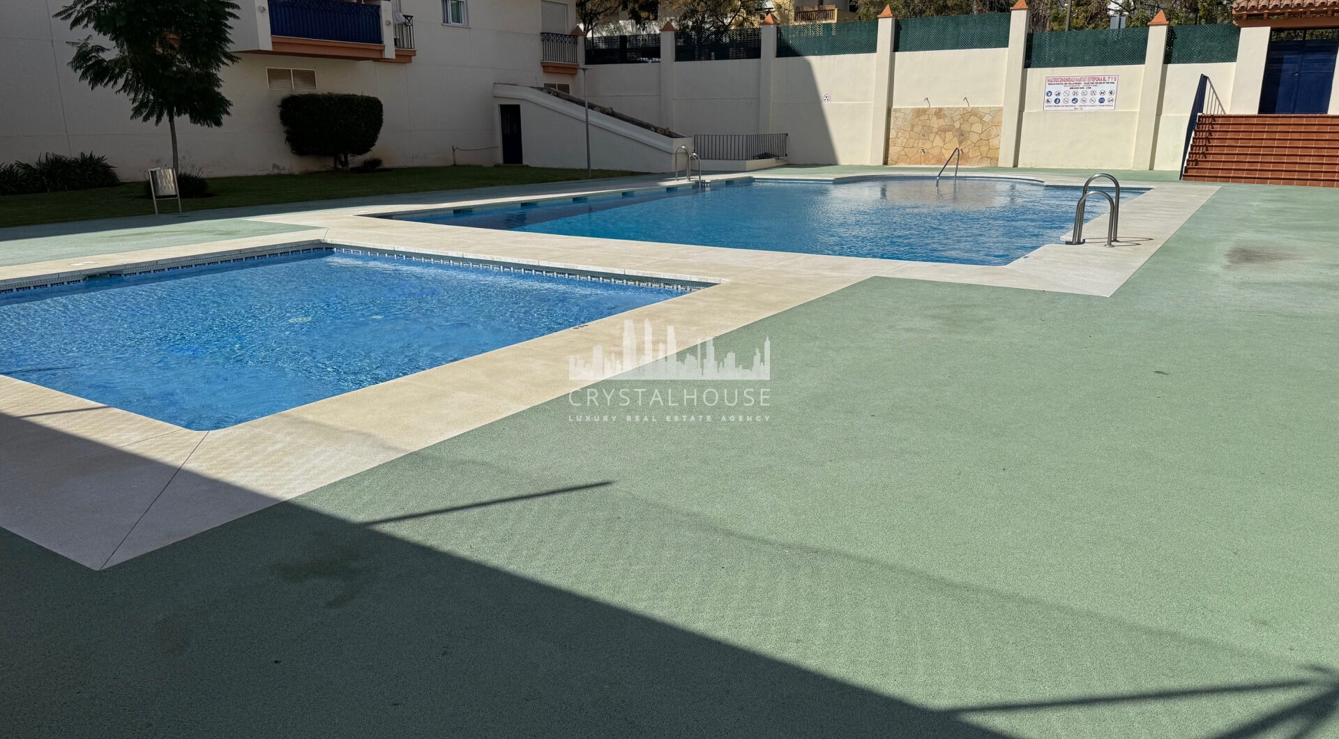 Exclusive Penthouse of 4 Sypialnie w sercu Estepona z tarasem i prywatnym Solarium