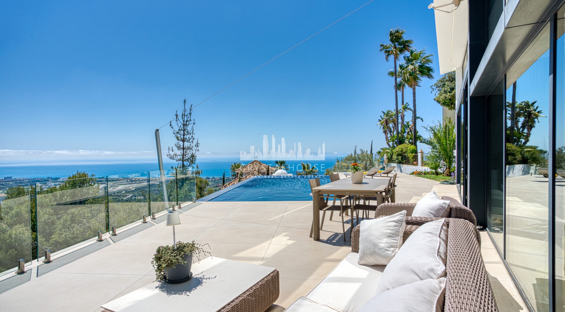 Wybitny, pięć sypialni Villa znajduje się w Altos de Los Monteros z panoramicznym widokiem na morze