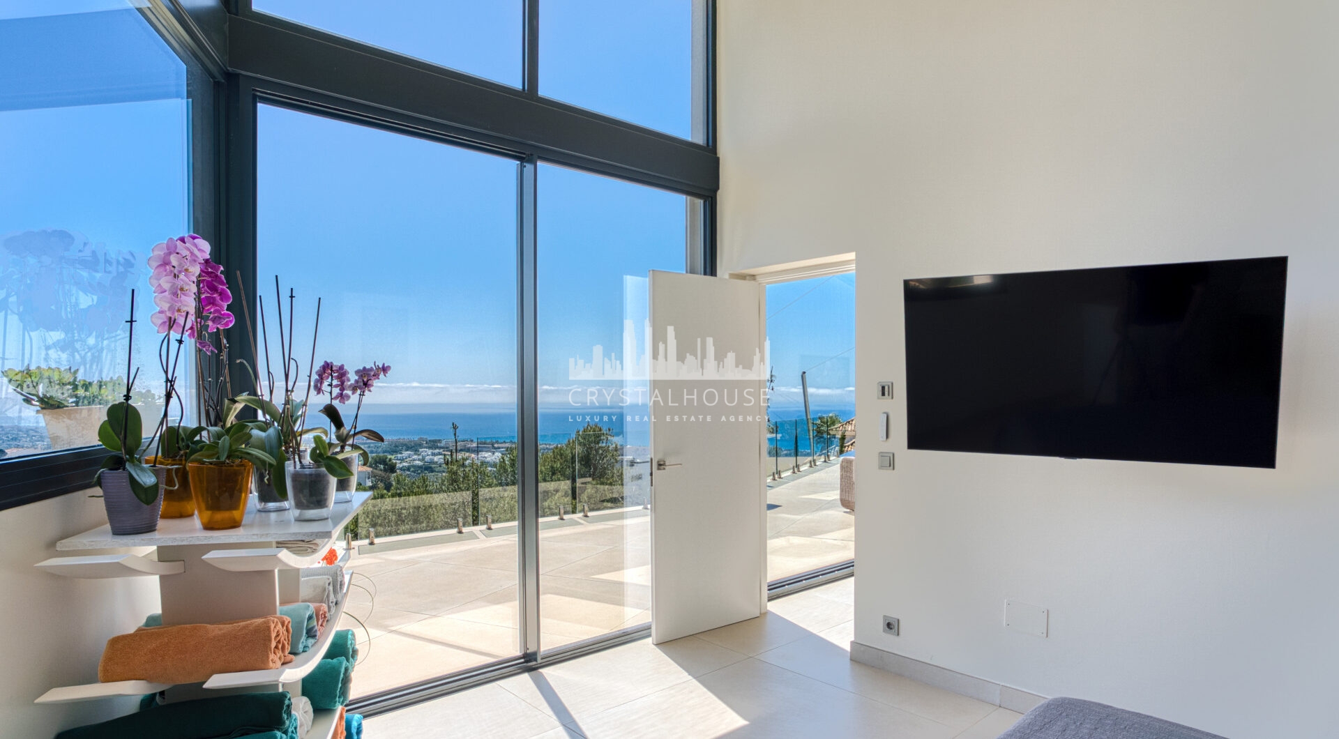 Wybitny, pięć sypialni Villa znajduje się w Altos de Los Monteros z panoramicznym widokiem na morze