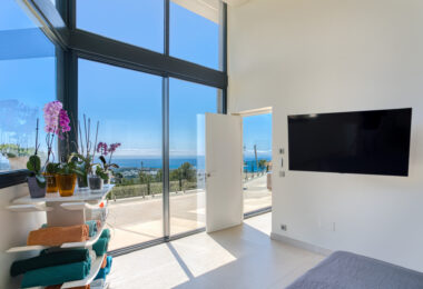 Wybitny, pięć sypialni Villa znajduje się w Altos de Los Monteros z panoramicznym widokiem na morze