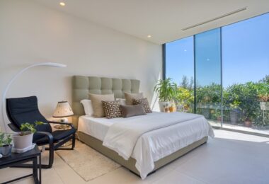 Wybitny, pięć sypialni Villa znajduje się w Altos de Los Monteros z panoramicznym widokiem na morze