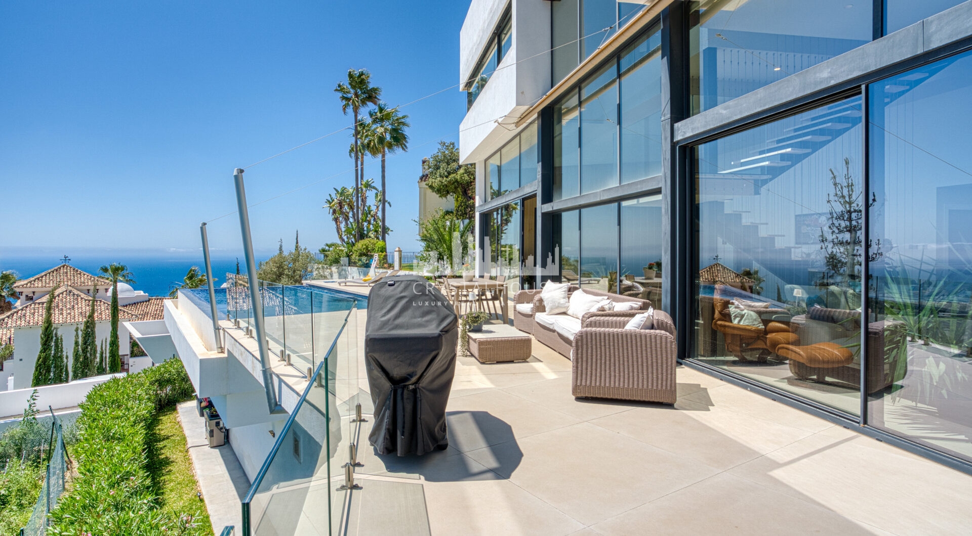 Wybitny, pięć sypialni Villa znajduje się w Altos de Los Monteros z panoramicznym widokiem na morze