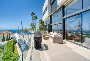 Wybitny, pięć sypialni Villa znajduje się w Altos de Los Monteros z panoramicznym widokiem na morze