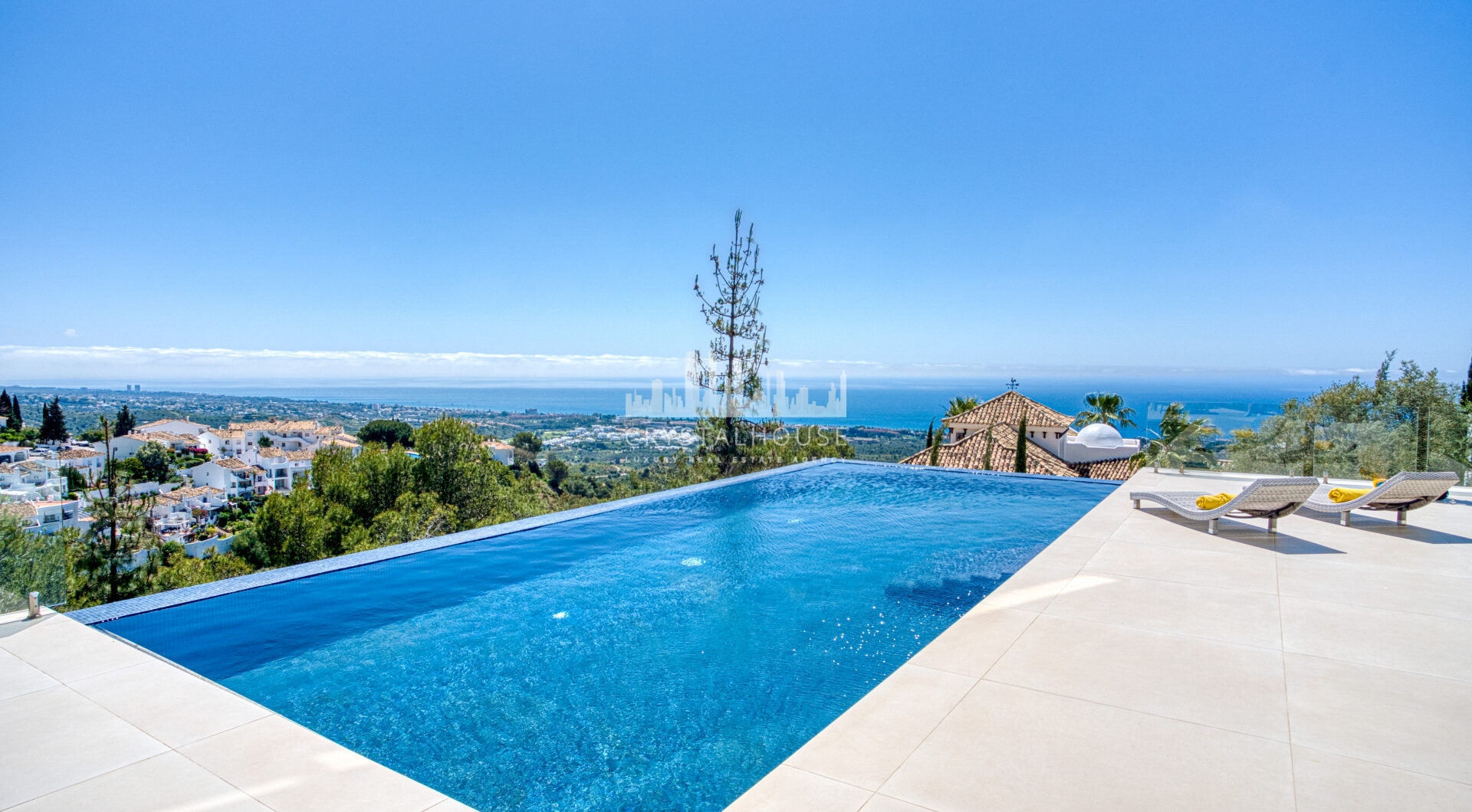 Wybitny, pięć sypialni Villa znajduje się w Altos de Los Monteros z panoramicznym widokiem na morze