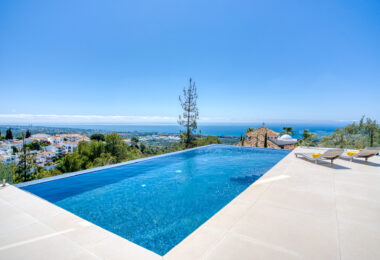 Wybitny, pięć sypialni Villa znajduje się w Altos de Los Monteros z panoramicznym widokiem na morze