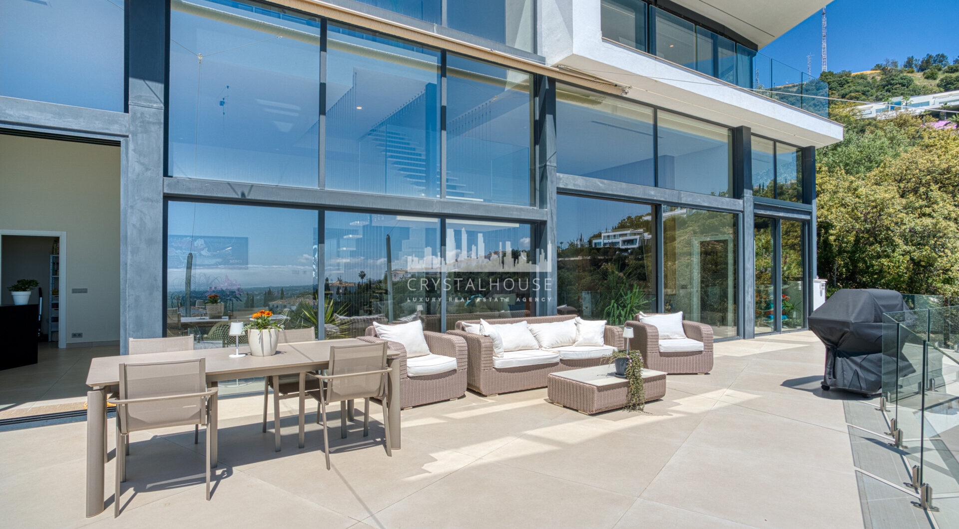 Wybitny, pięć sypialni Villa znajduje się w Altos de Los Monteros z panoramicznym widokiem na morze
