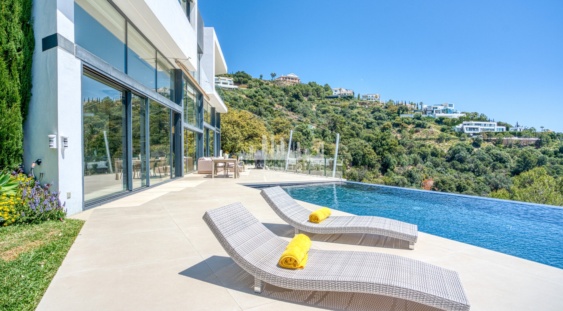 Wybitny, pięć sypialni Villa znajduje się w Altos de Los Monteros z panoramicznym widokiem na morze