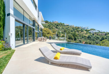 Wybitny, pięć sypialni Villa znajduje się w Altos de Los Monteros z panoramicznym widokiem na morze