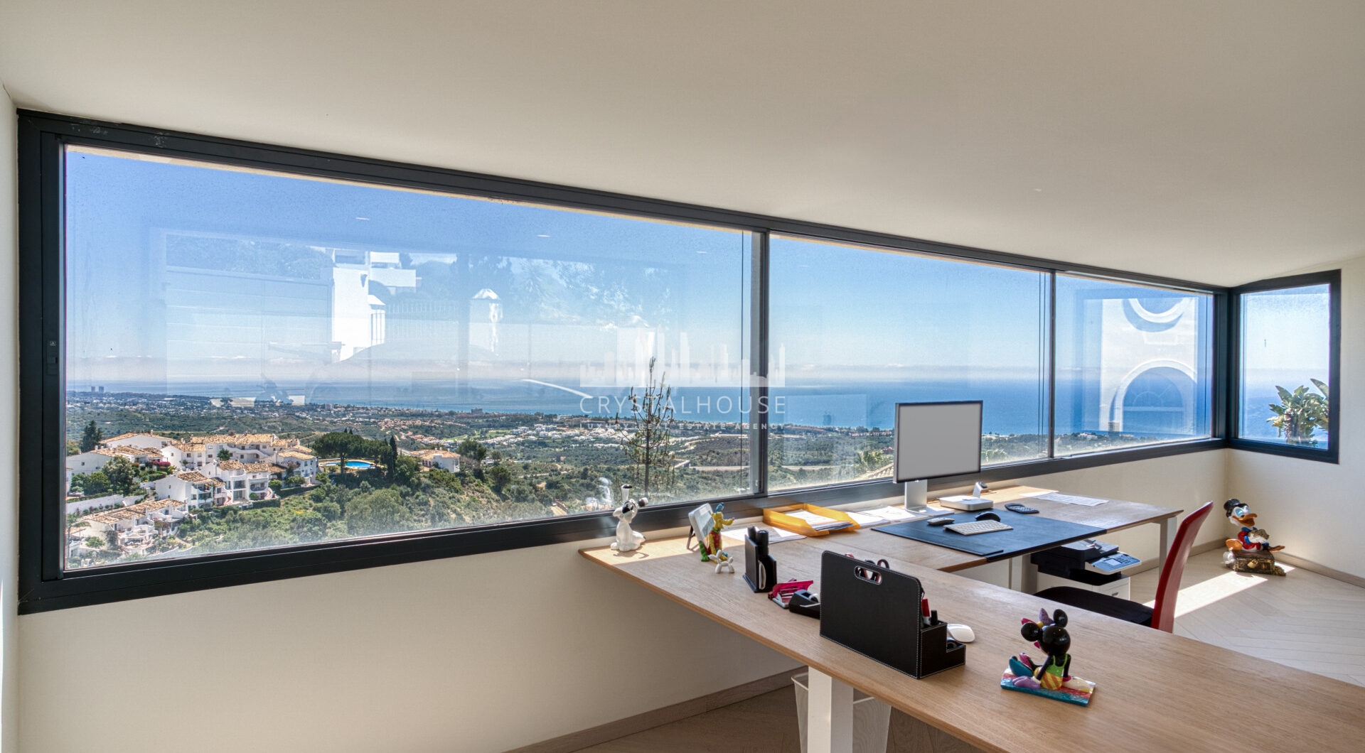 Wybitny, pięć sypialni Villa znajduje się w Altos de Los Monteros z panoramicznym widokiem na morze