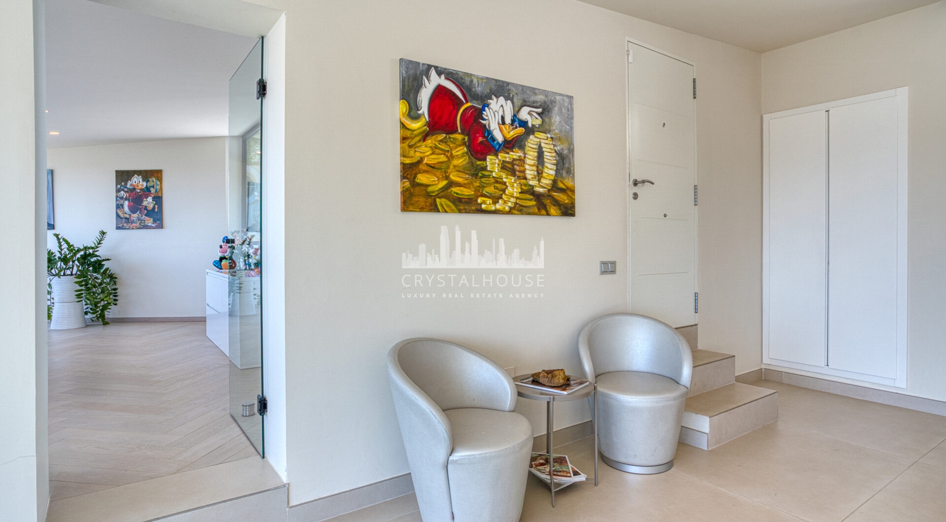 Wybitny, pięć sypialni Villa znajduje się w Altos de Los Monteros z panoramicznym widokiem na morze