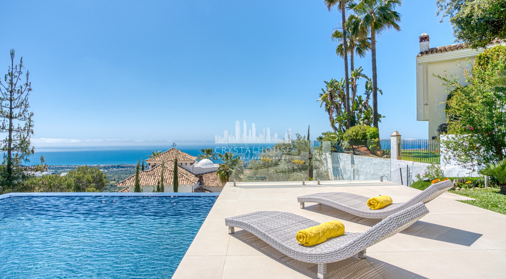 Wybitny, pięć sypialni Villa znajduje się w Altos de Los Monteros z panoramicznym widokiem na morze