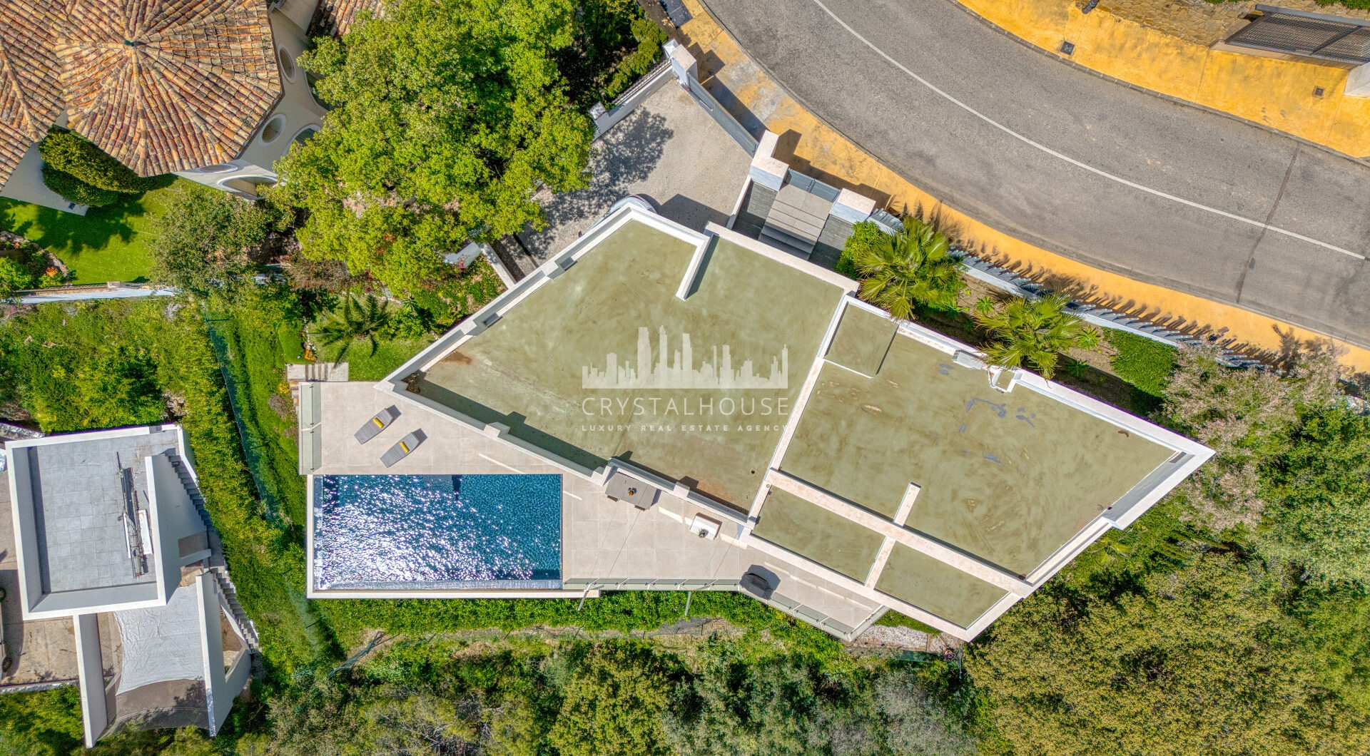Wybitny, pięć sypialni Villa znajduje się w Altos de Los Monteros z panoramicznym widokiem na morze